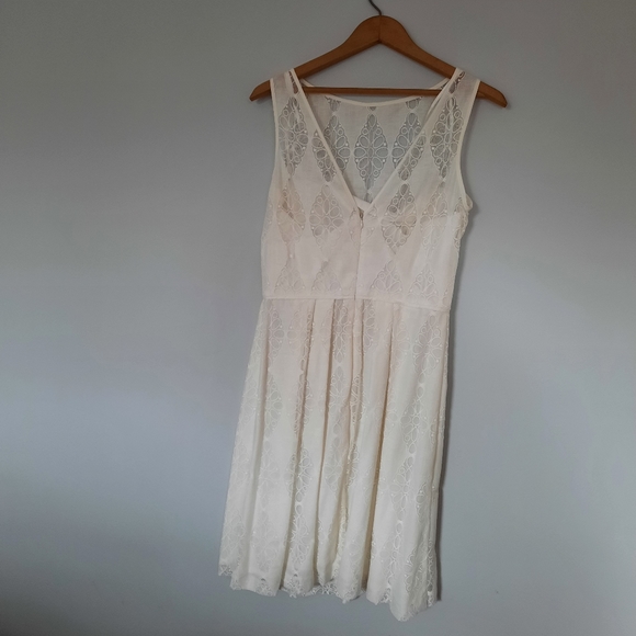 Classic Lace Dress - Picture 3 of 8